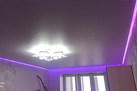 Фиолетовая подсветка на натяжном потолке типа НЕОН