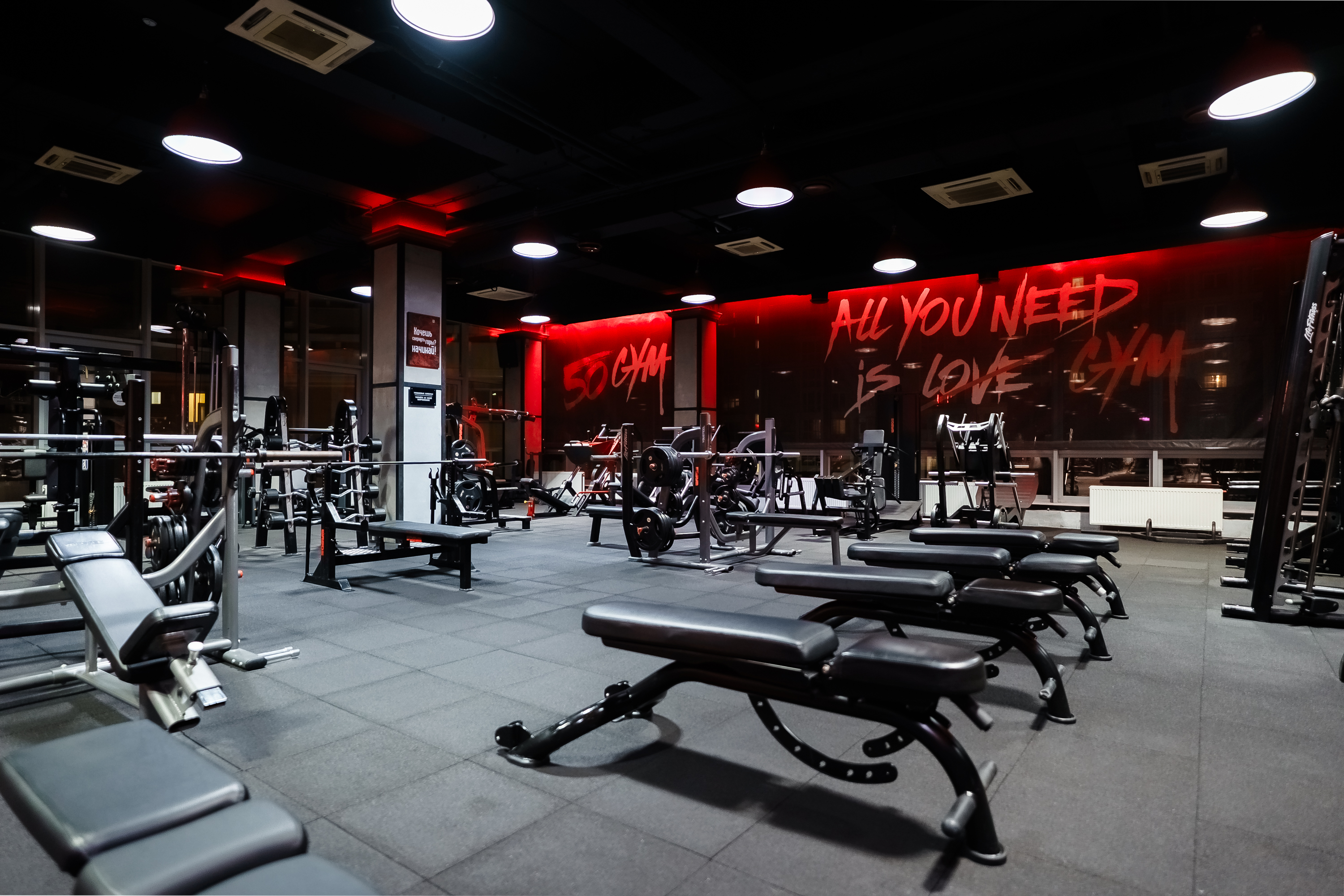 Просторный тренажерный зал