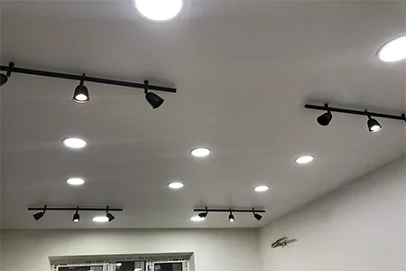 Пример матового натяжного потолка спотовыми светильниками