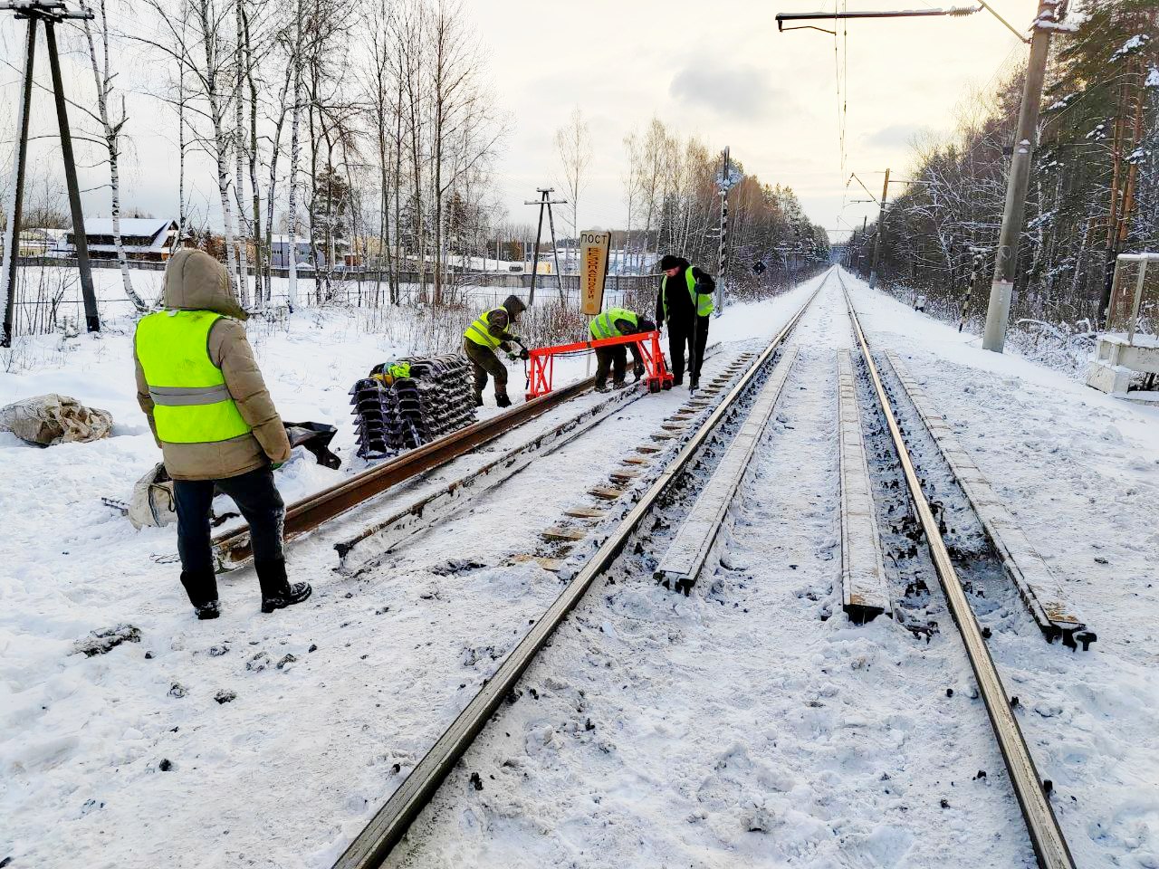 Установка 1 (одного) комплекта рельсового страховочного пакета длиной L=12,5 метров