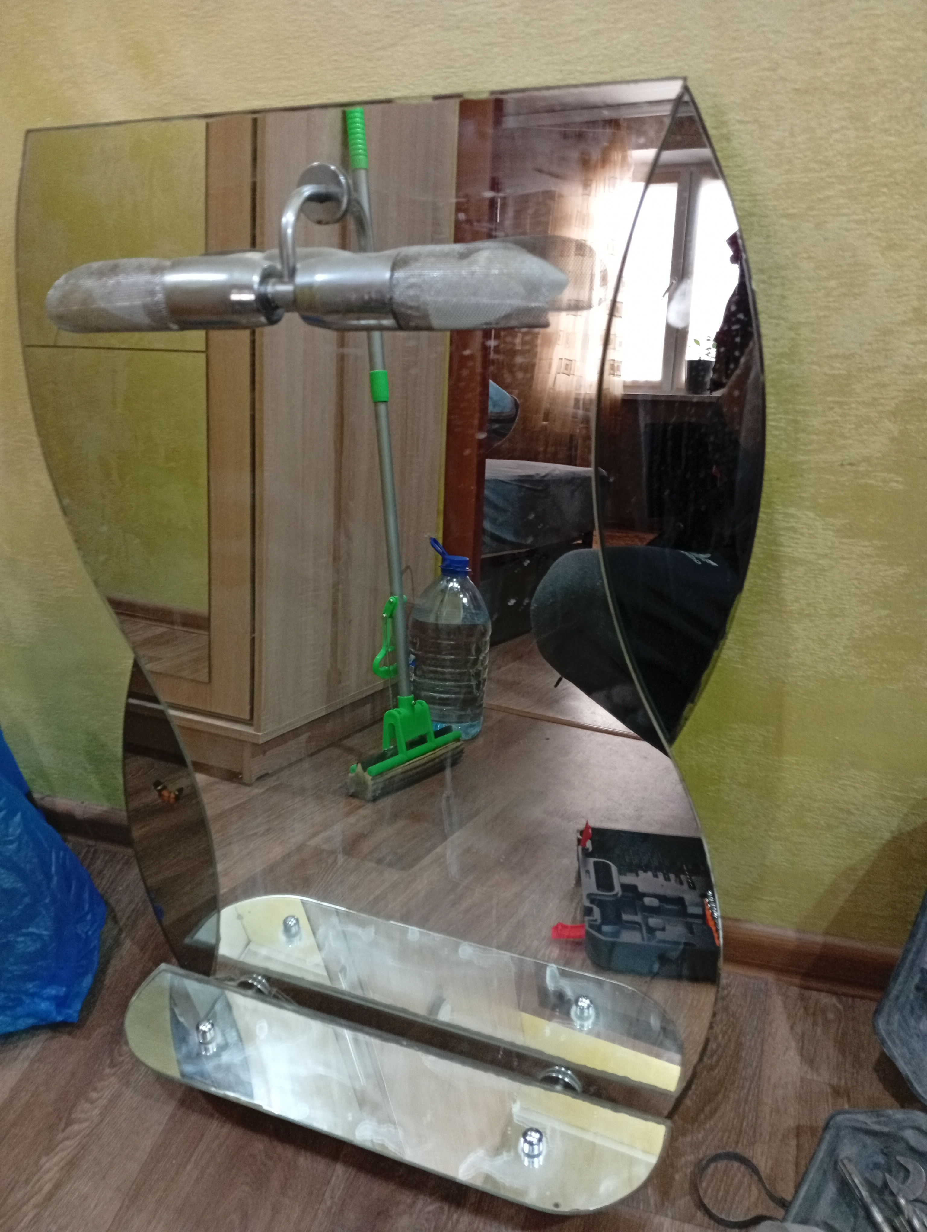 Старое зеркало в ванной до замены в Донецке, видны потёртости и следы времени