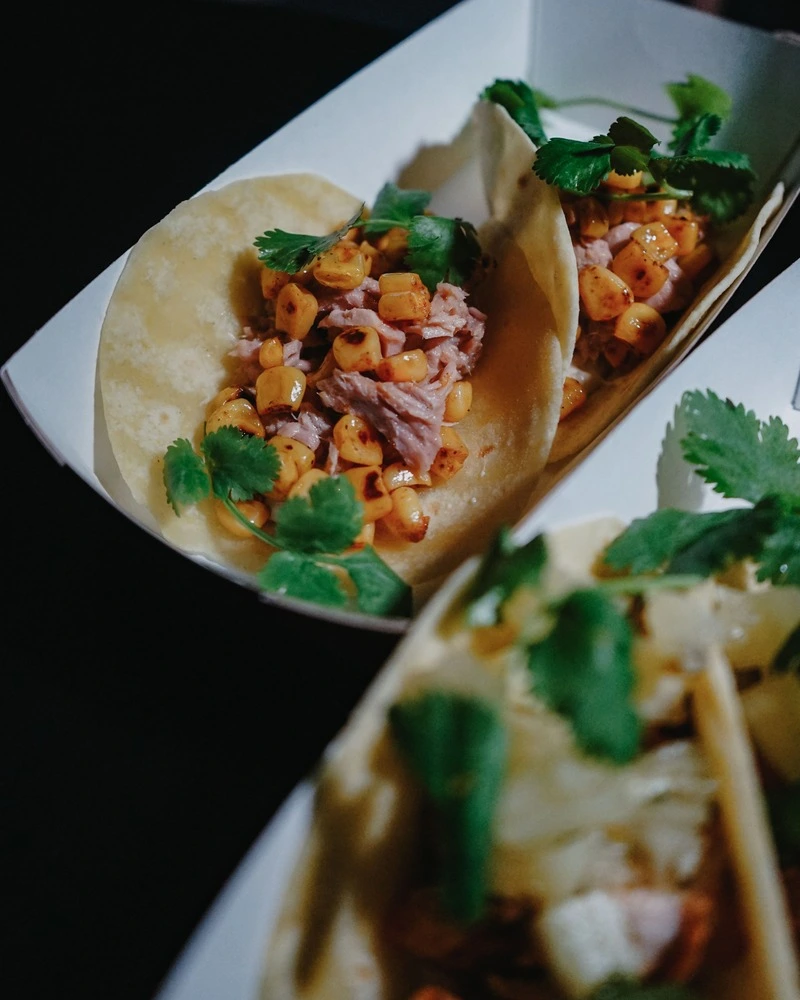 Тако с тунцом в стендап-клубе Comedy Crew Тако с тунцом в стендап-клубе Comedy Crew