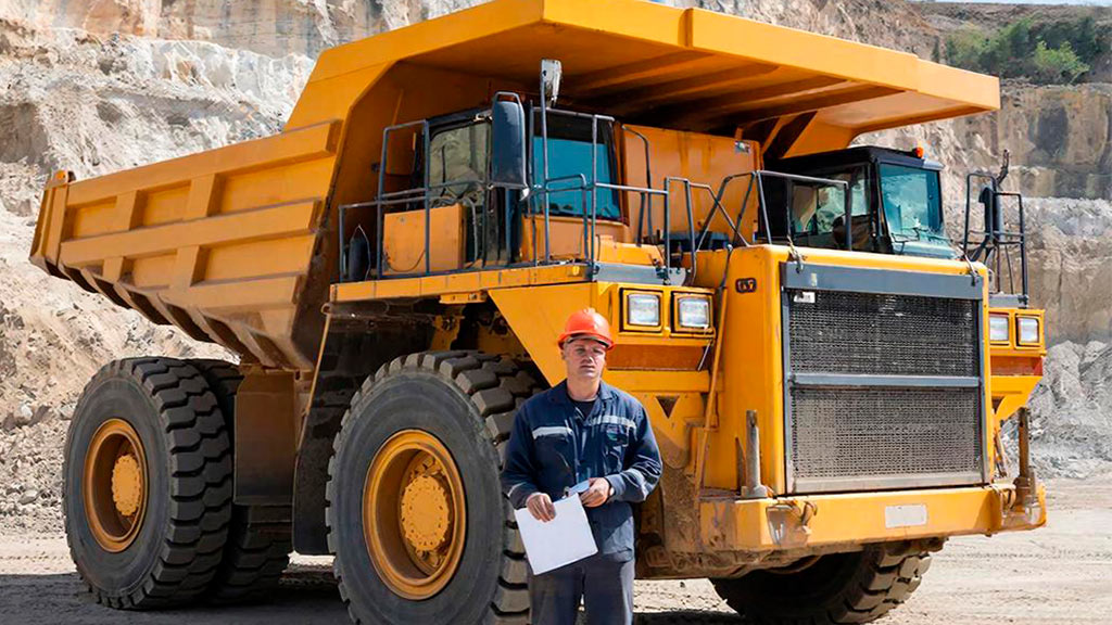 Водитель карьерного самосвала
