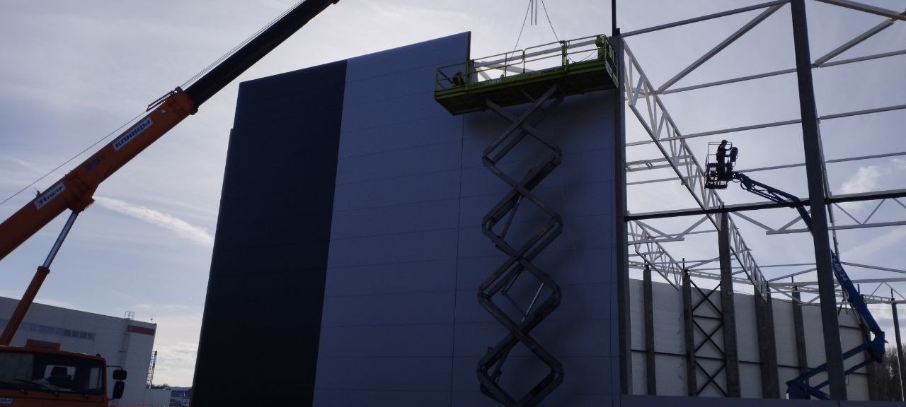 Облицовка стен склада сэндвич-панелями с утеплителем