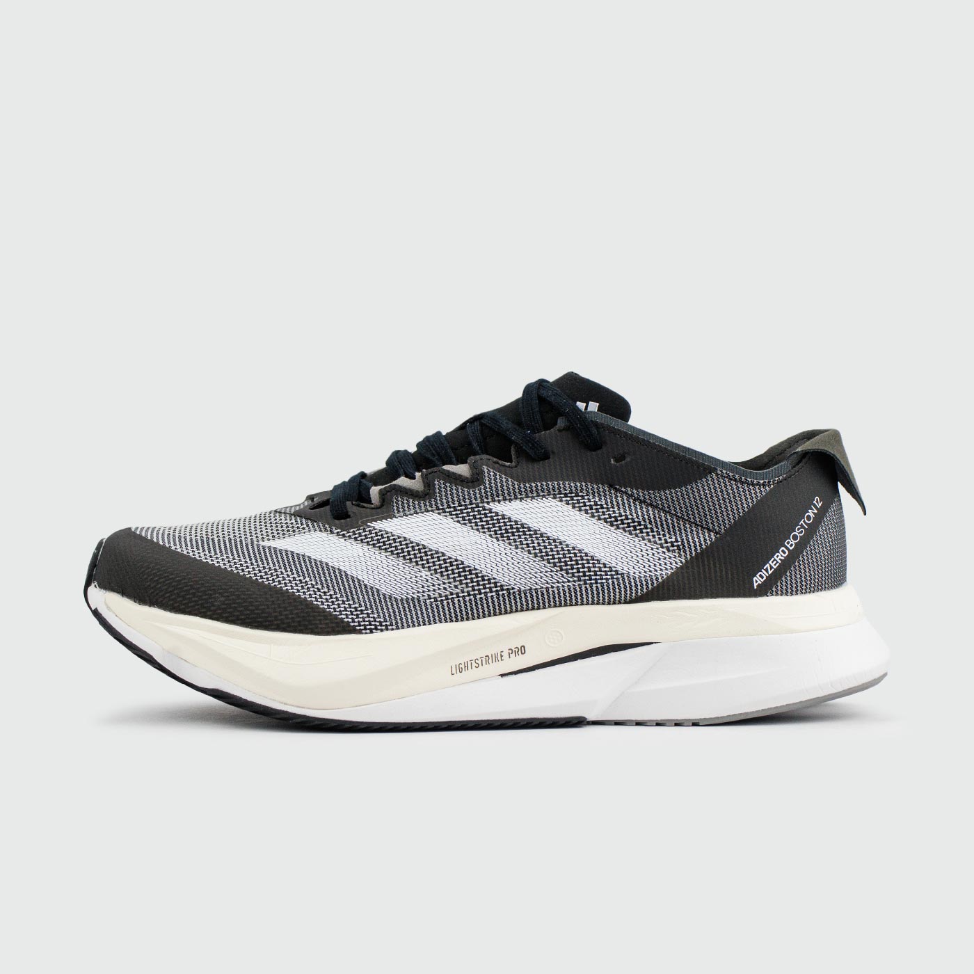 Adizero Boston 12 Black White чаще выбирают клиенты