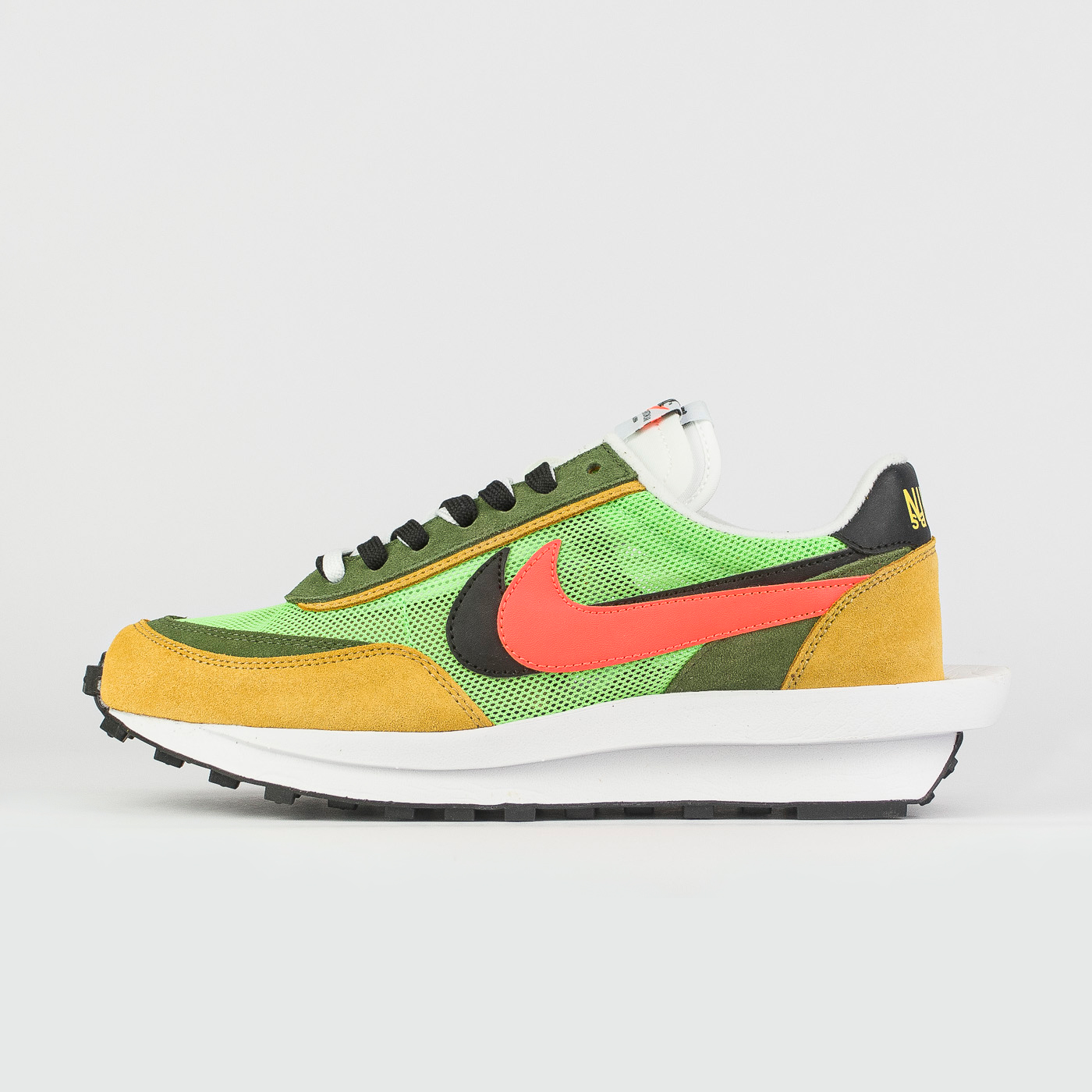 Waffle Daybreak x SACAI Green чаще выбирают клиенты