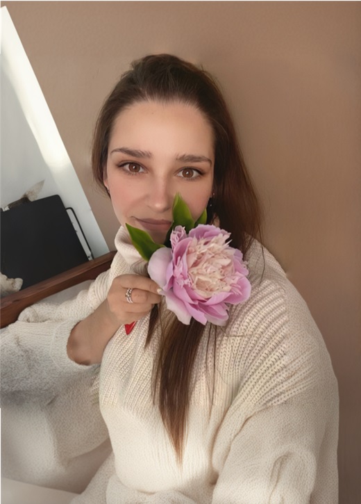 Глафира Тарханова с букетом цветов из холодного фарфора