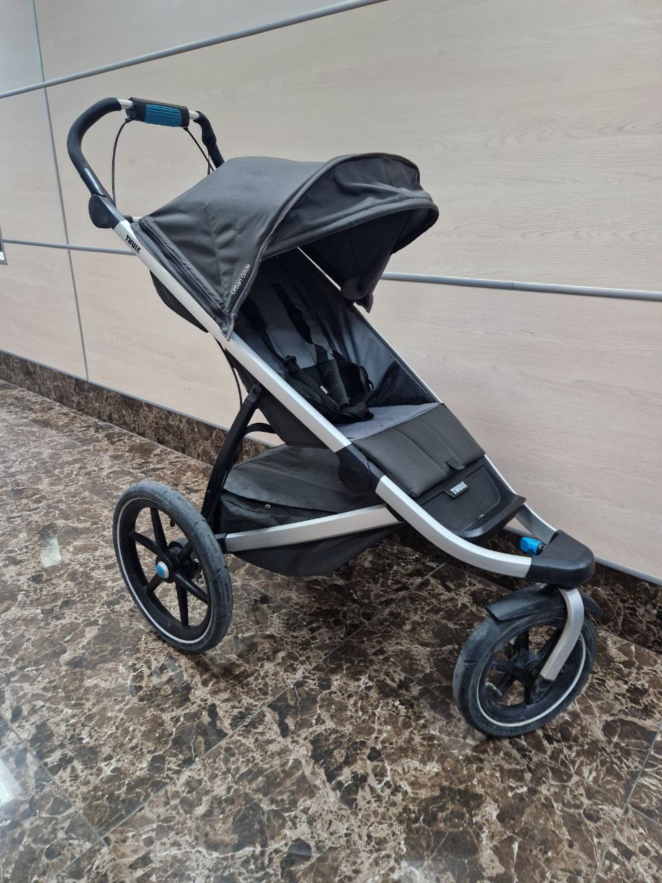 Продажа детской коляски Thule Urban Glide 2, цвет серый, состояние: хорошее. Тест-драйв и доставка по России.