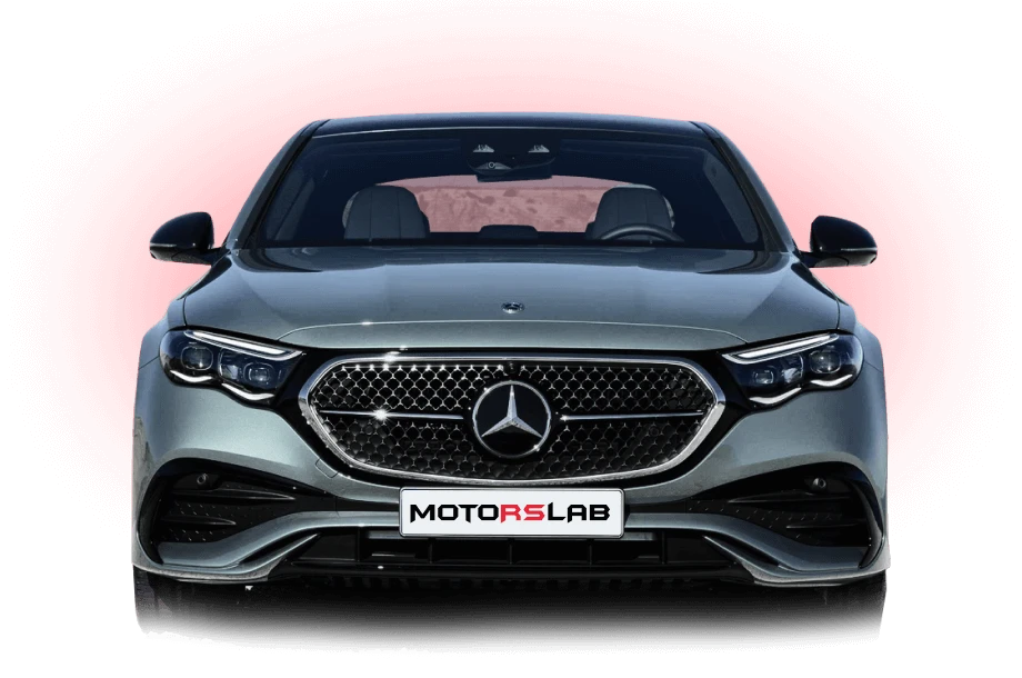 Передний вид Mercedes-Benz Серый автомобиль Mercedes-Benz с красной подсветкой на фоне и логотипом MotorsLab