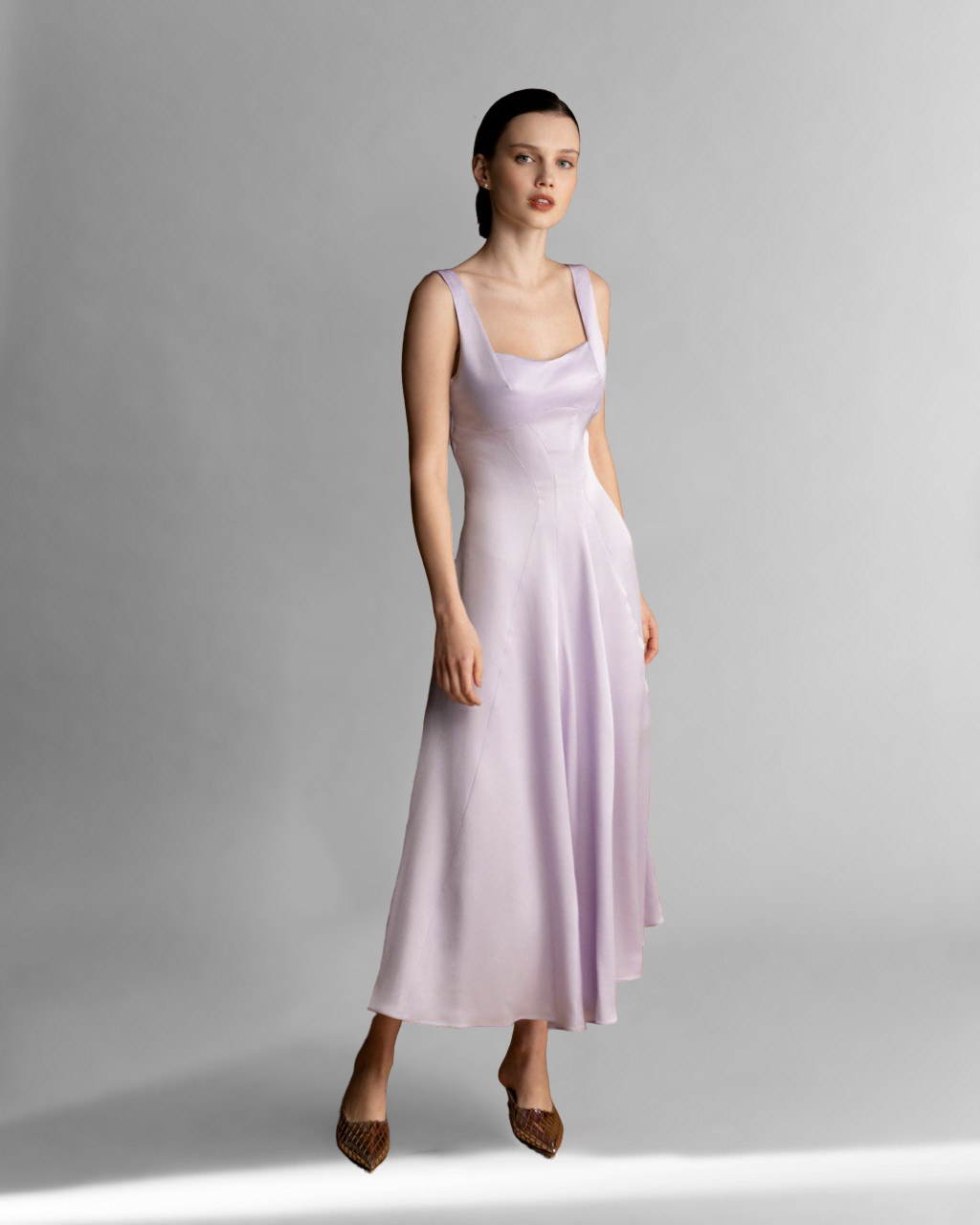 Сиреневое платье из атласа от бренда EL ME