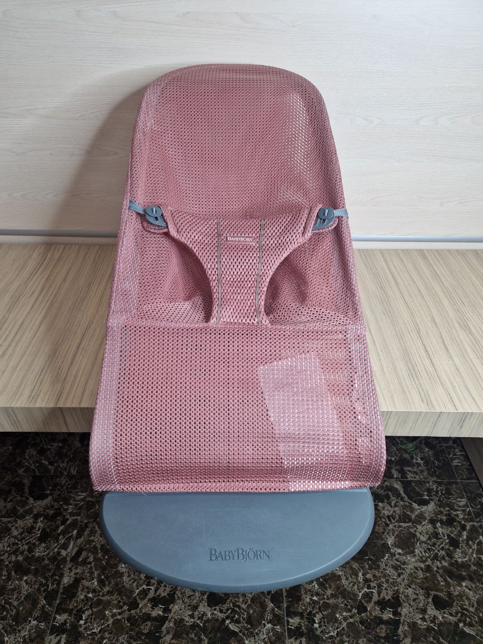 Продажа шезлонга BabyBjorn Mesh, цвет розовый, состояние: хорошее. Тест-драйв и доставка по России.