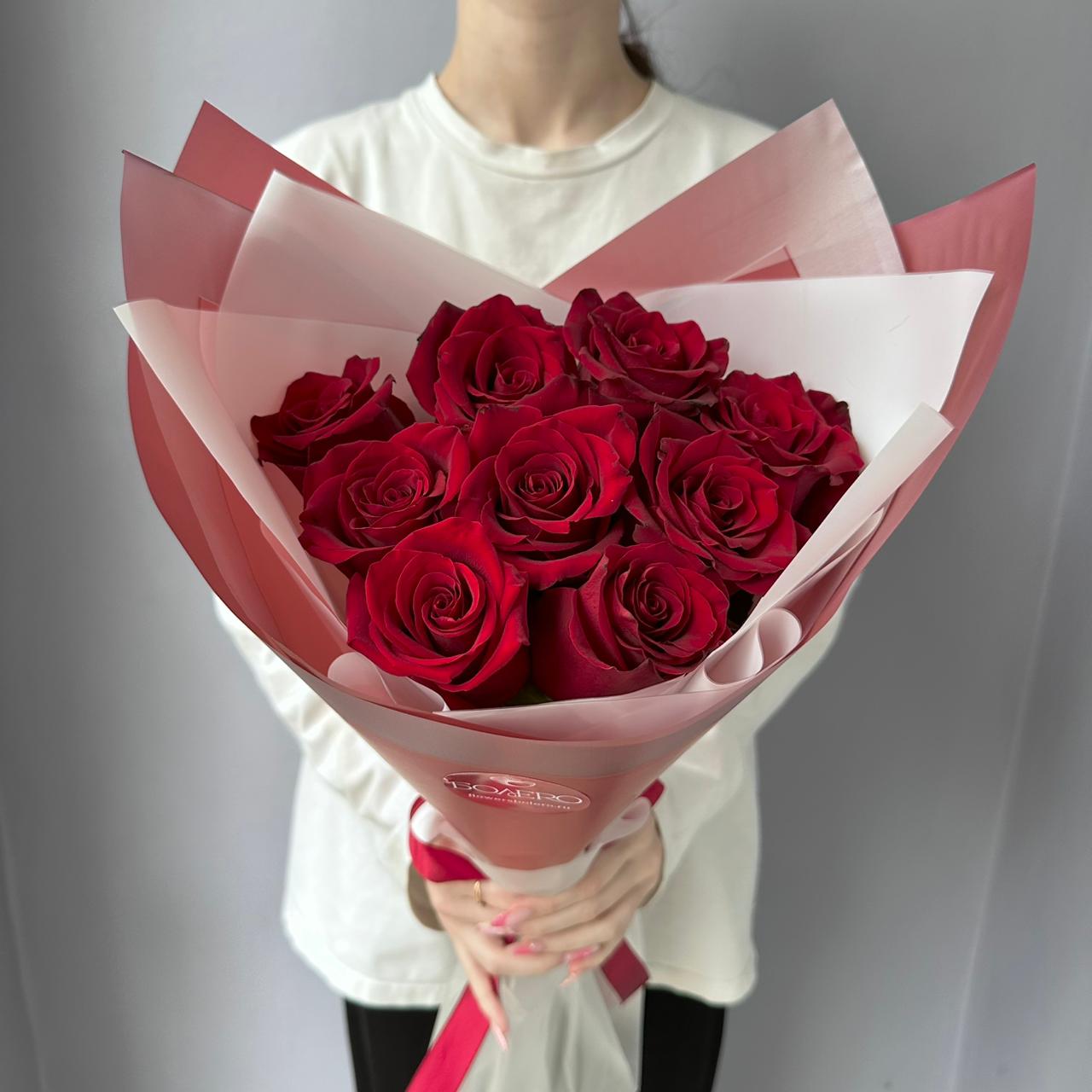 Букет Вечерний аккорд от студии Болеро, Екатеринбург — девять красных роз в лаконичном оформлении. Элегантность, чувство и глубина.