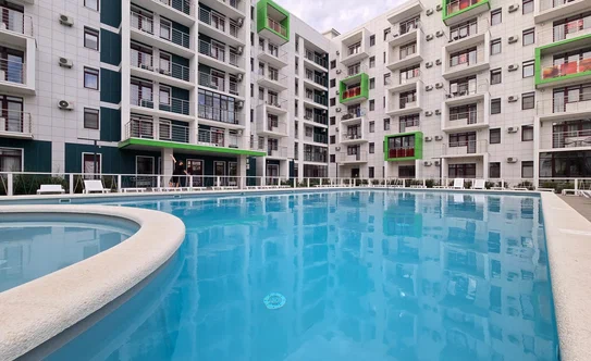 бассейн в апарт-отеле Колорит