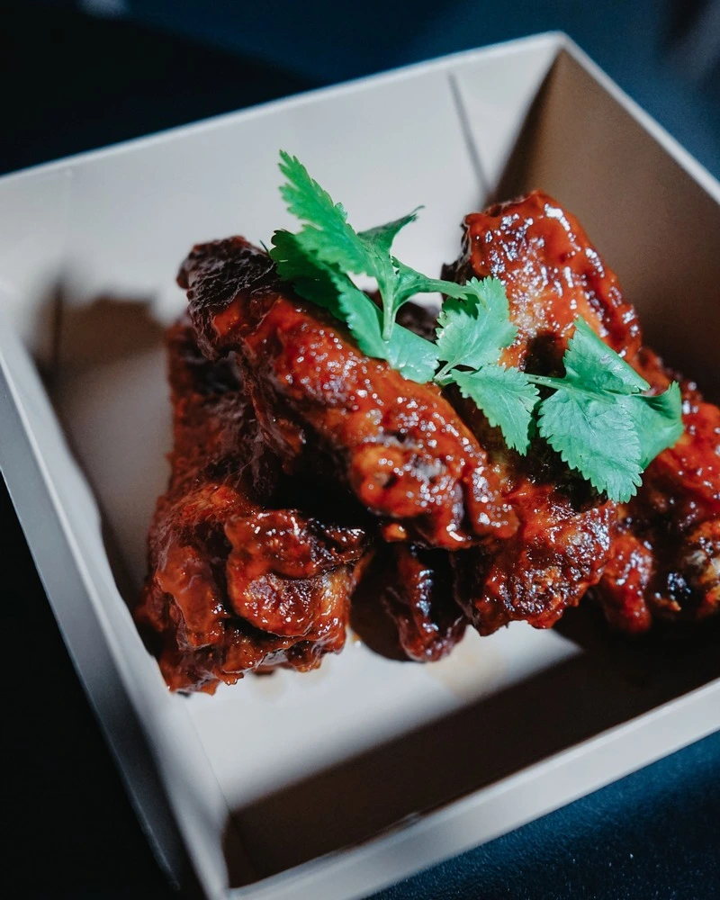 Куриные крылья в медовом барбекю в стендап-клубе Comedy Crew Куриные крылья в медовом барбекю в стендап-клубе Comedy Crew