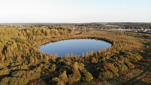 Водоем рядом с поселком Рижские озера