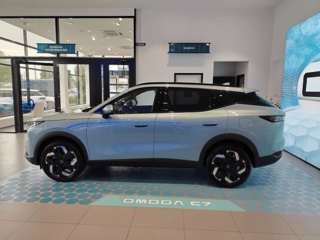 OMODA C7 - вид сбоку