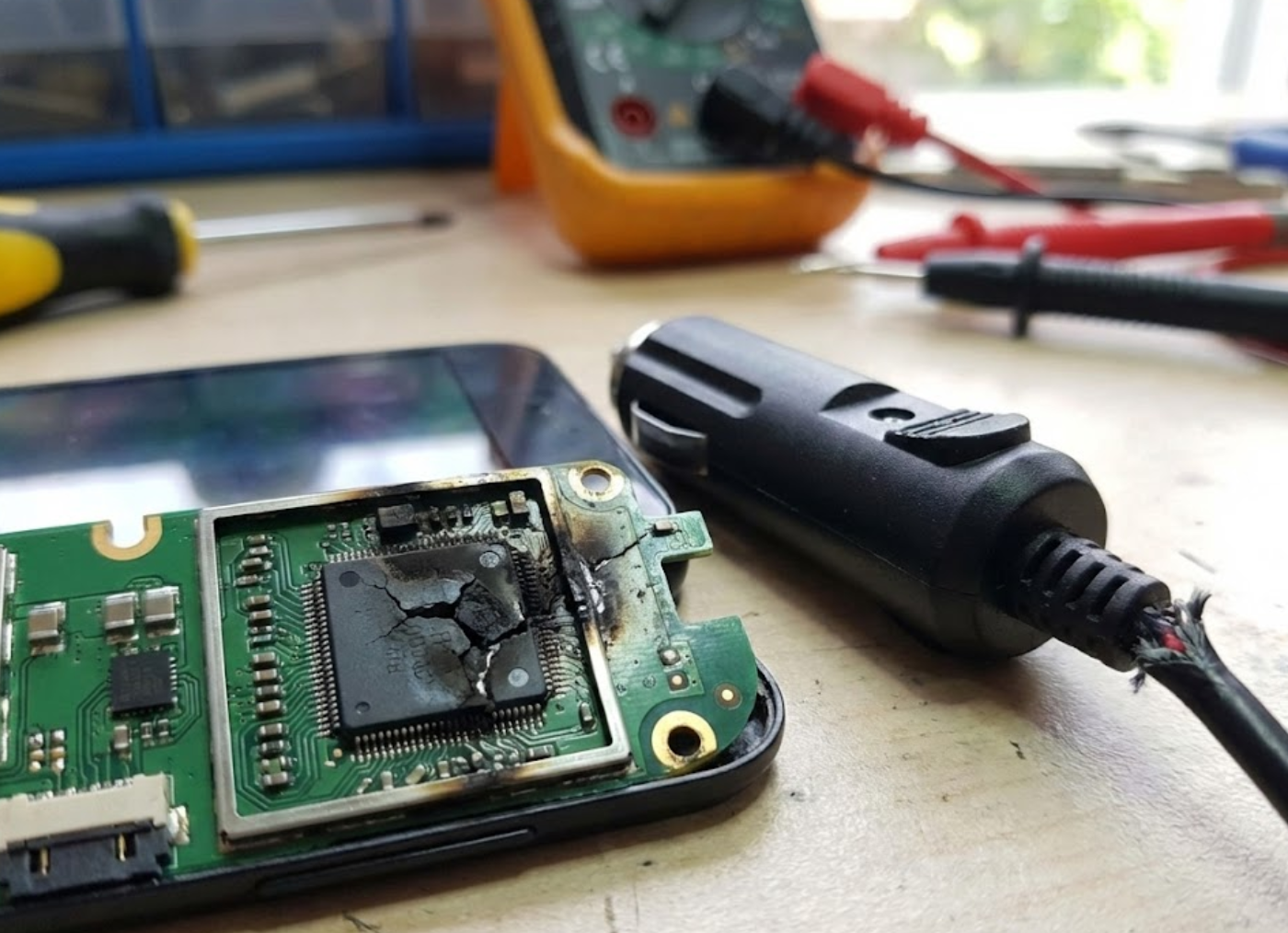 Чем опасны дешевые автомобильные зарядки для контроллера питания телефона.