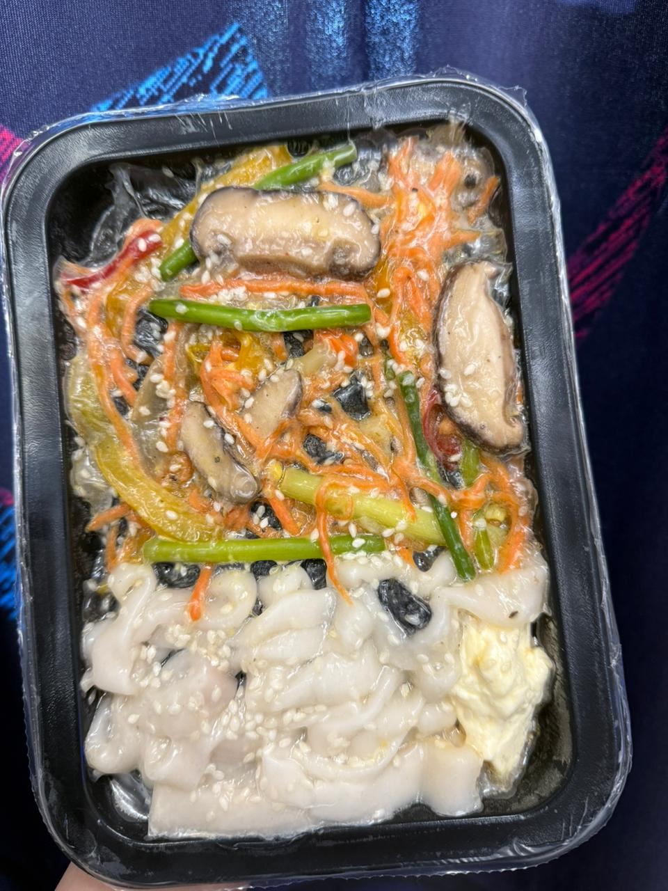 Вок с кальмаром и овощами на черном тесте в томатном соусе (цена указана за 400гр) в магазине "МореЕшь"