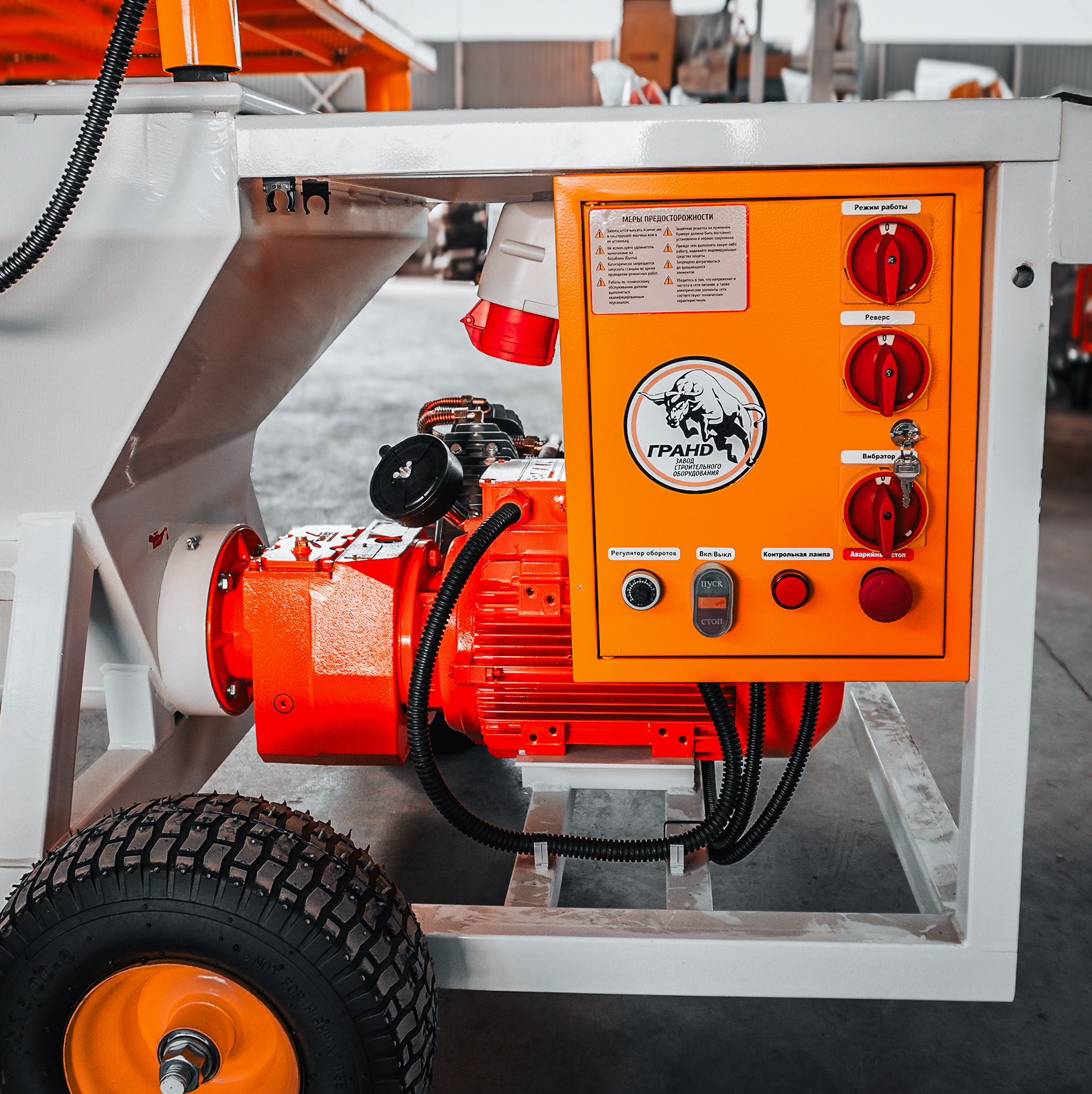 Мультивольтажная штукатурная станция PowerMix в работе