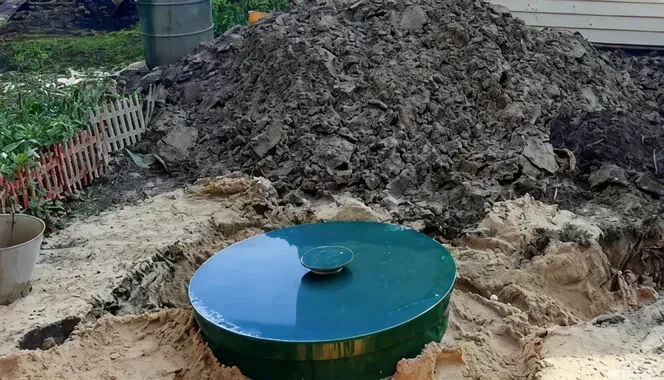 Выкопать яму под размер самого септика Выкопать яму под размер самого септика