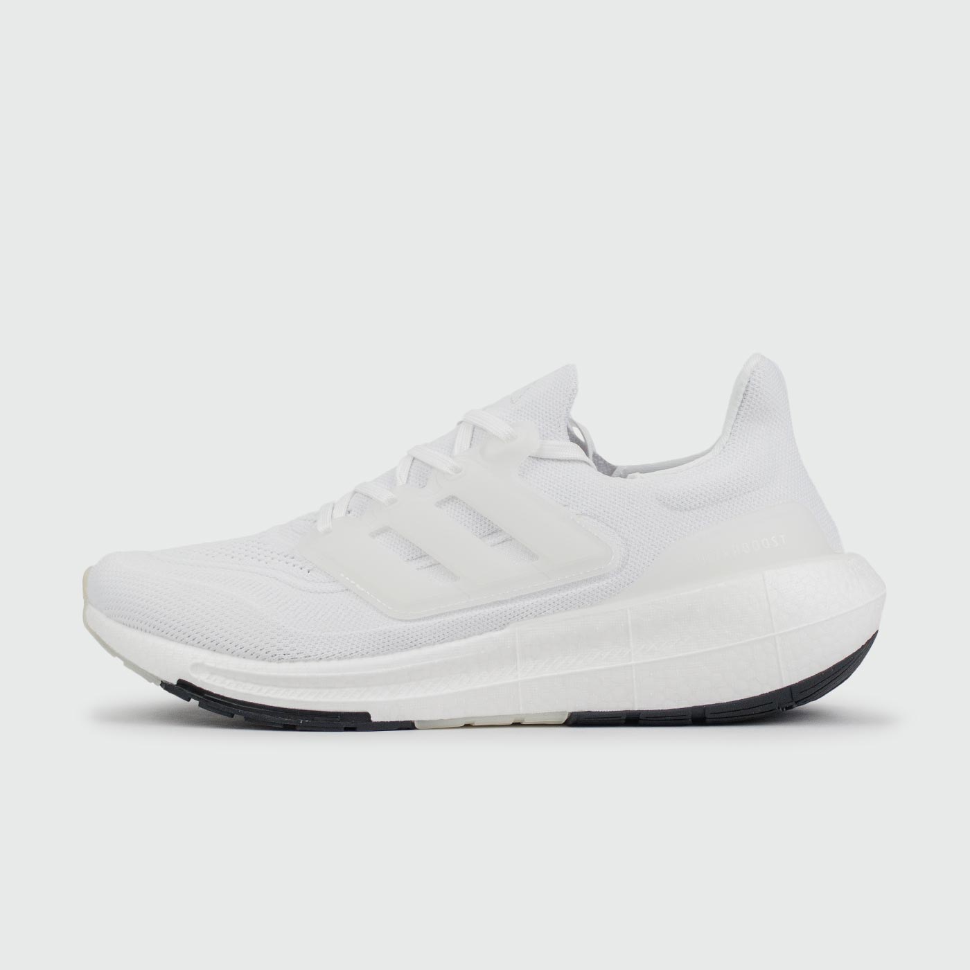 Ultraboost Light Triple White чаще выбирают клиенты