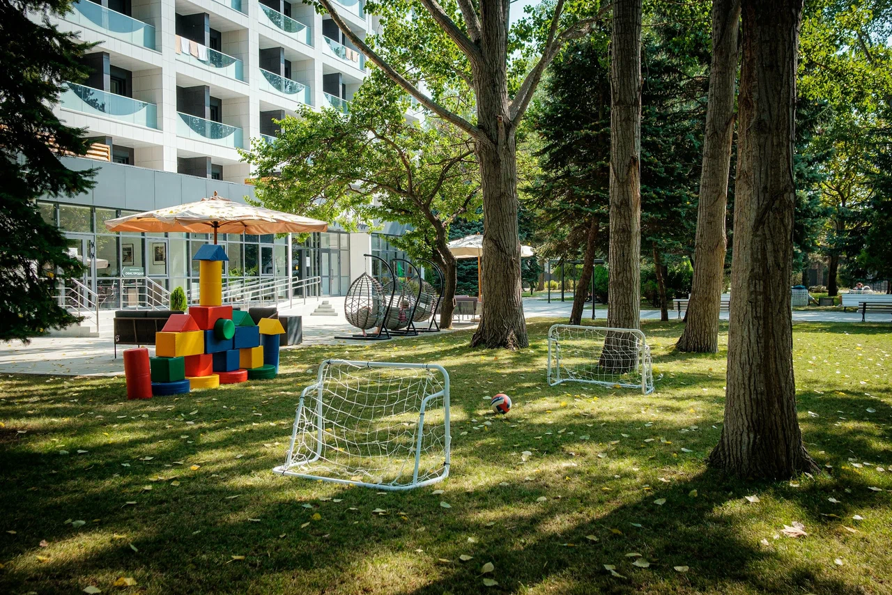 территория отеля в Россиянке