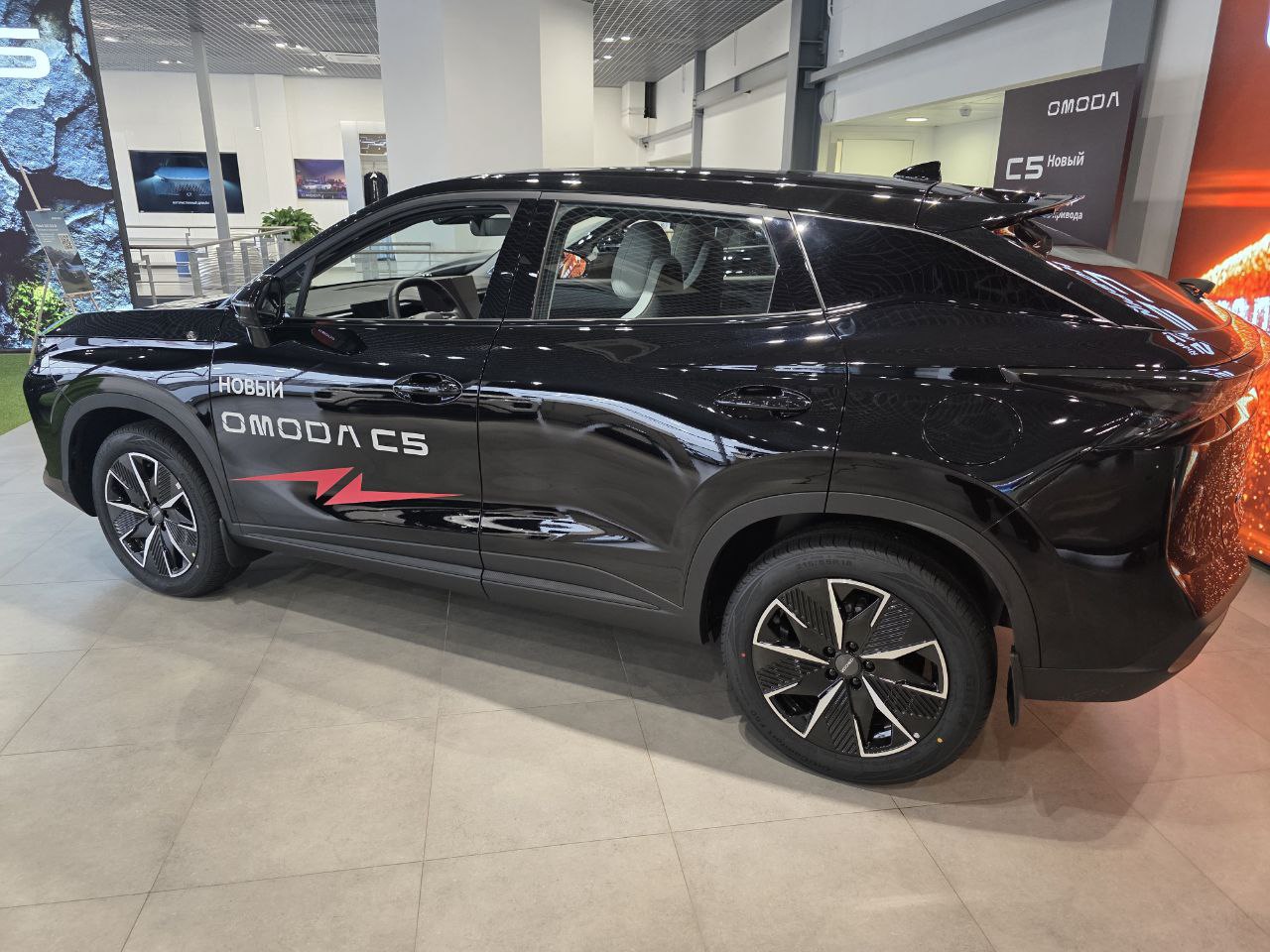 OMODA C5 - вид спереди