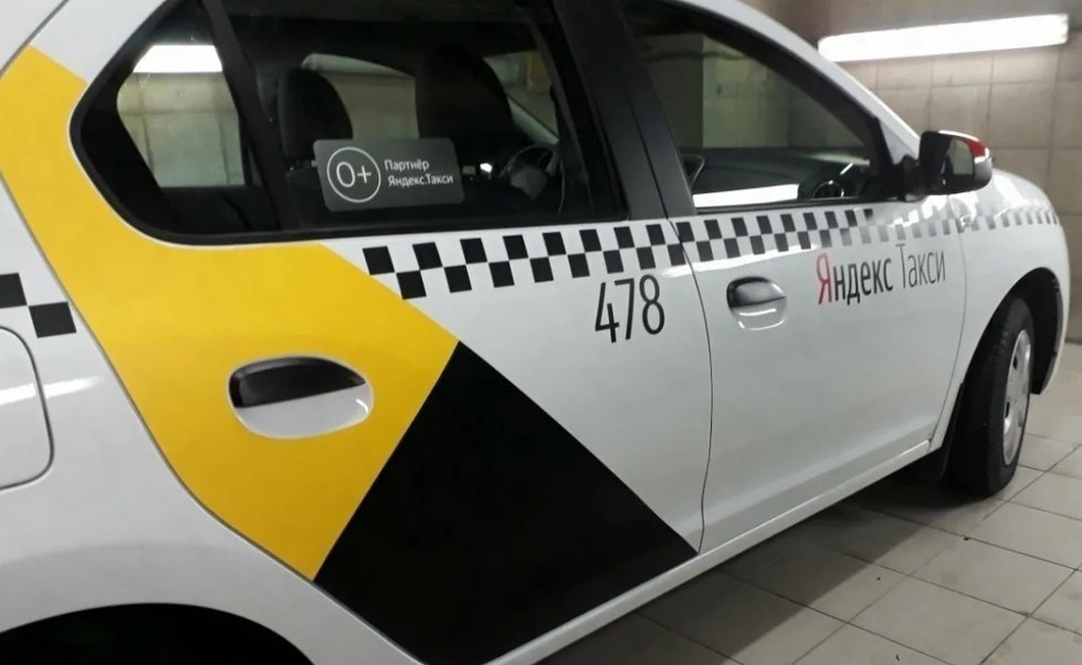 Брендирование авто такси в РПК Фриз в Тюмени