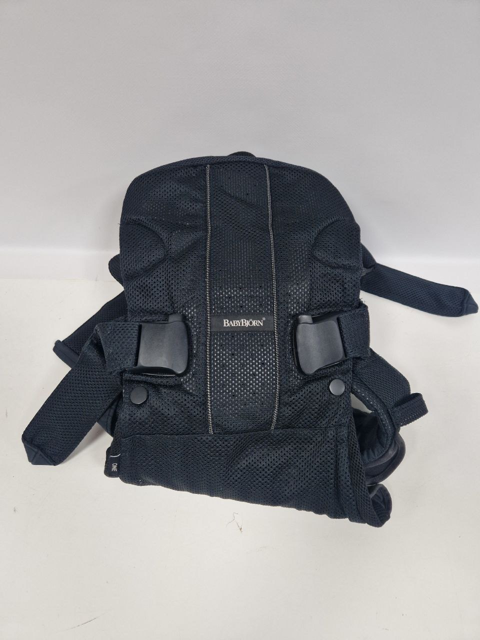Продажа детского рюкзака-переноски Babybjorn One Air Mesh, цвет черный, состояние: хорошее. Тест-драйв и доставка по России.