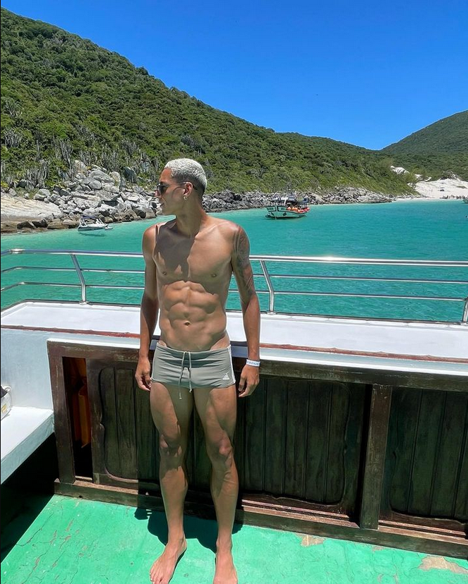 Screenshot_2024_04_04_at_11_33_28_Raí_Lopes_@lopesrai_00_•_Фото.png