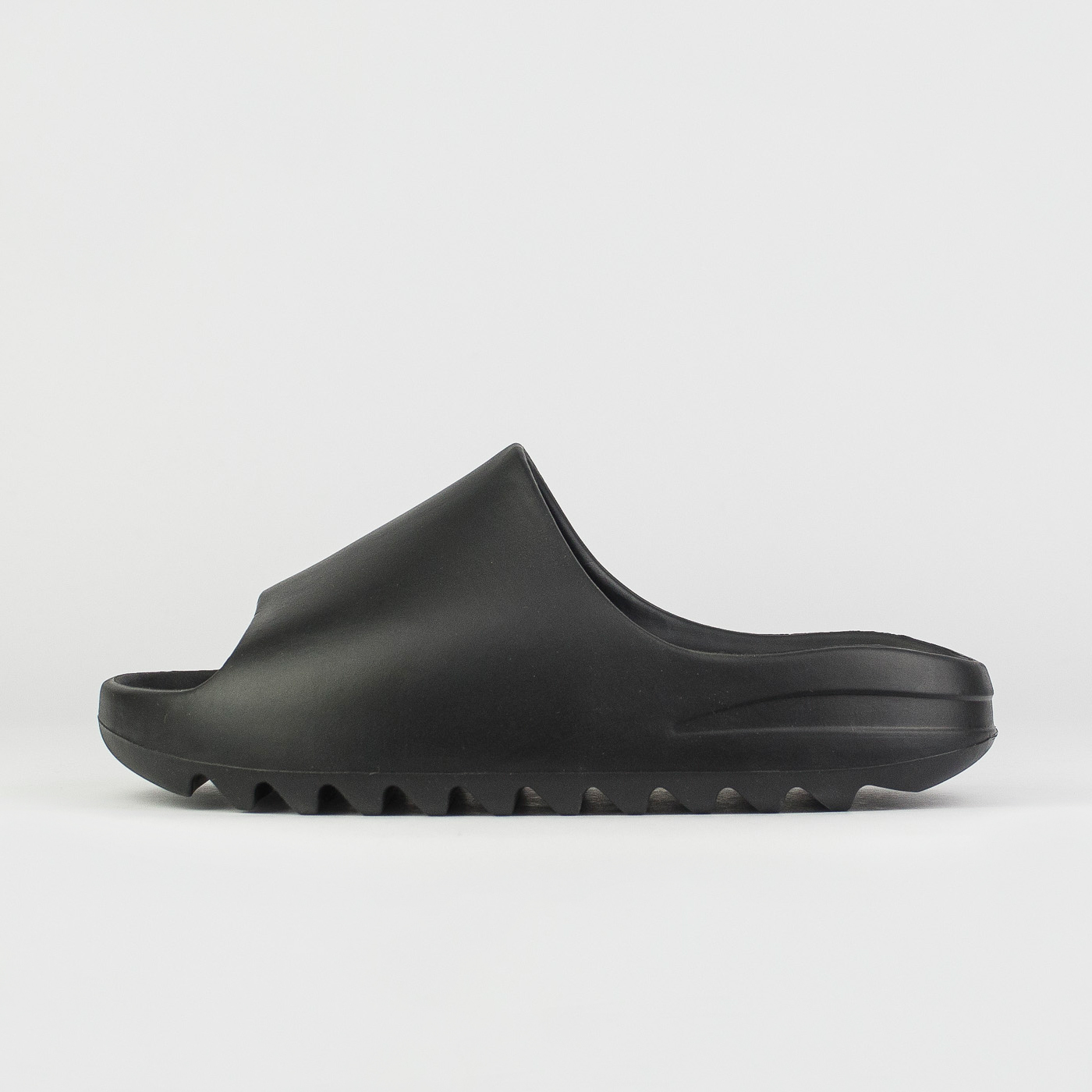 Шлёпки Yeezy Slide Black чаще выбирают клиенты