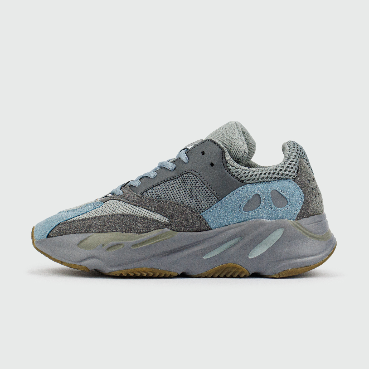 Yeezy Boost 700 v2 Teal Blue чаще выбирают клиенты