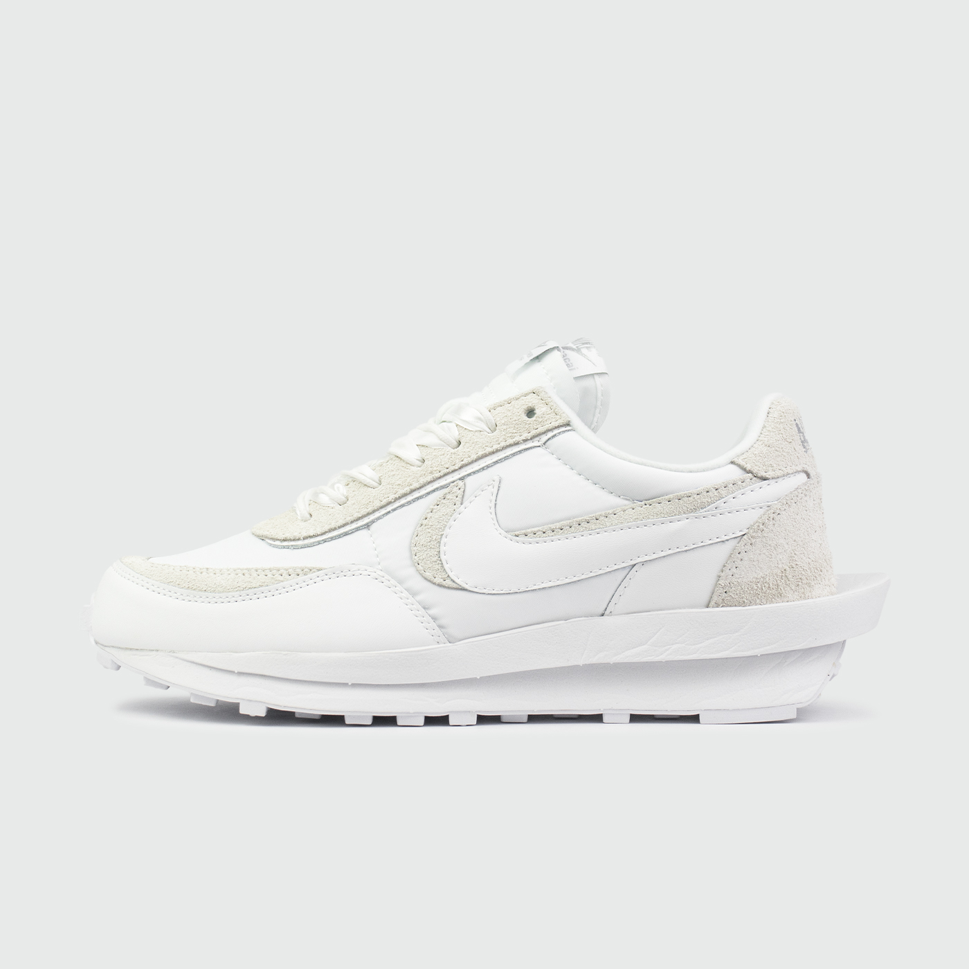 Waffle Daybreak x SACAI White чаще выбирают клиенты