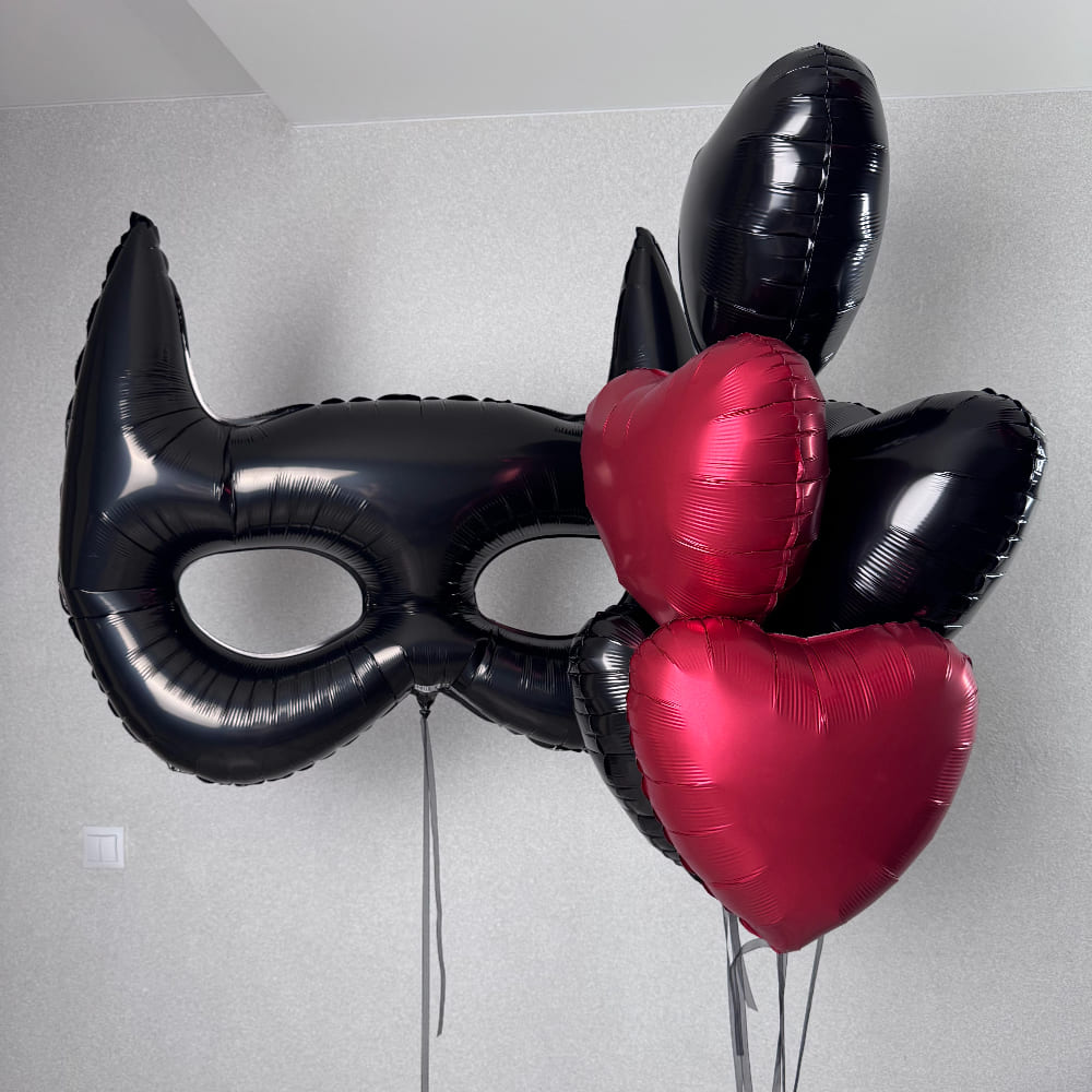 Связка из черных и красных сердец с Маской