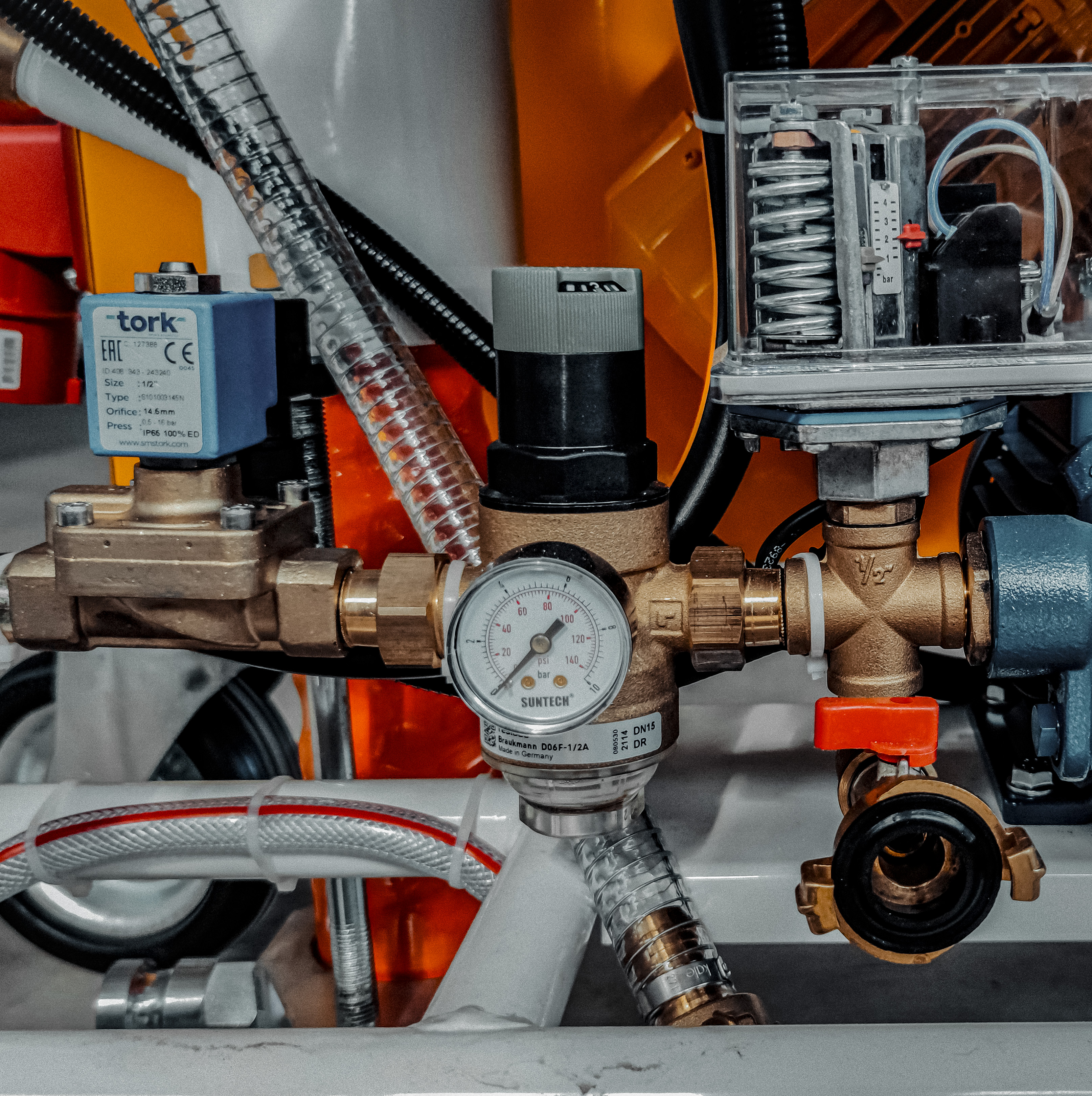 Крупный план узлов сборки и сервисных компонентов