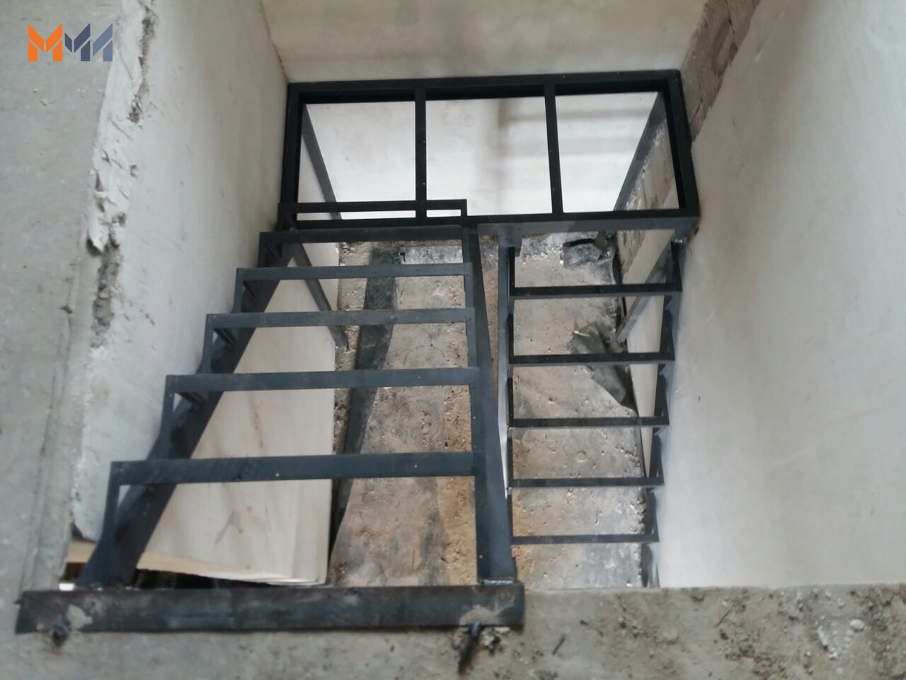 Лестница из металла с площадкой
