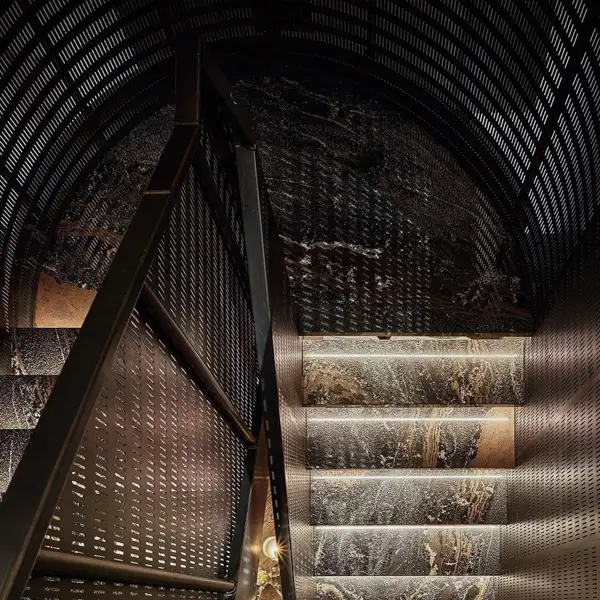 лестницы гранитные Гранатовый амфиболит нигрозеро плиты облицовка из гранита фото оптом москва