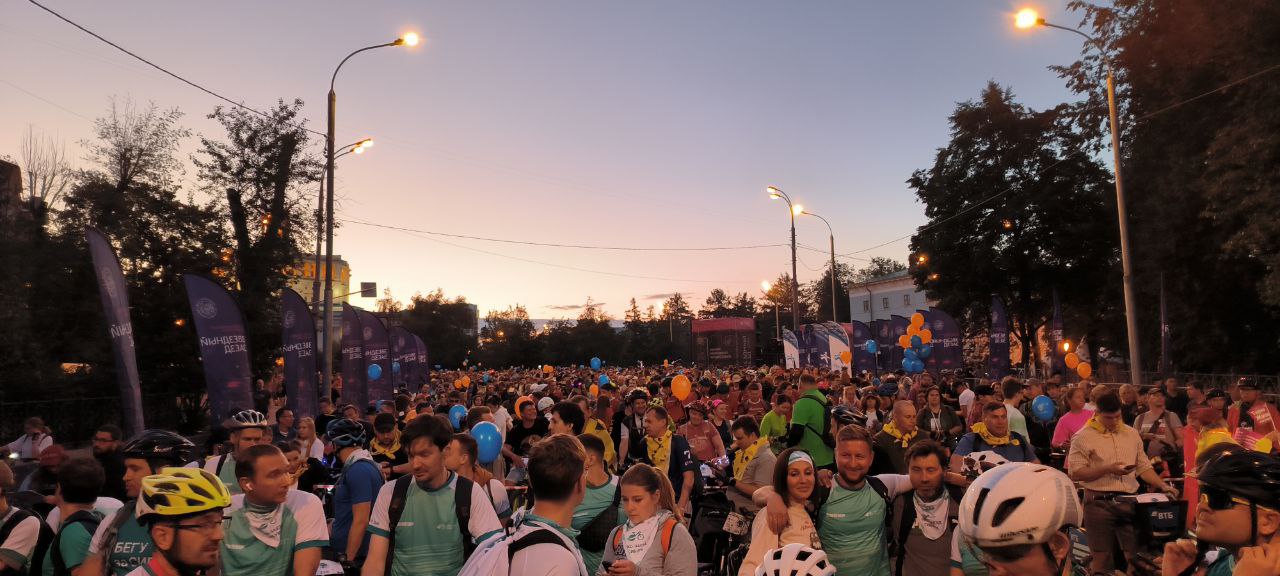 6 июля сотрудники ФКУ  «Ространсмодернизация» приняли участие в мероприятии «Ночной велофестиваль».
