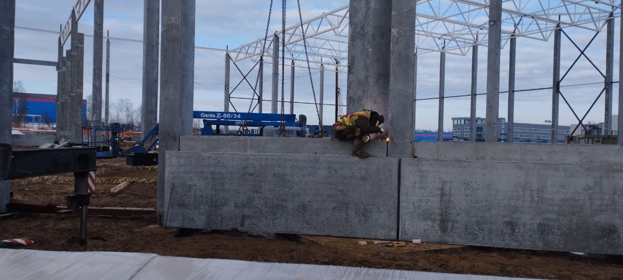 Работы по установке кровельных сэндвич-панелей на производственном объекте