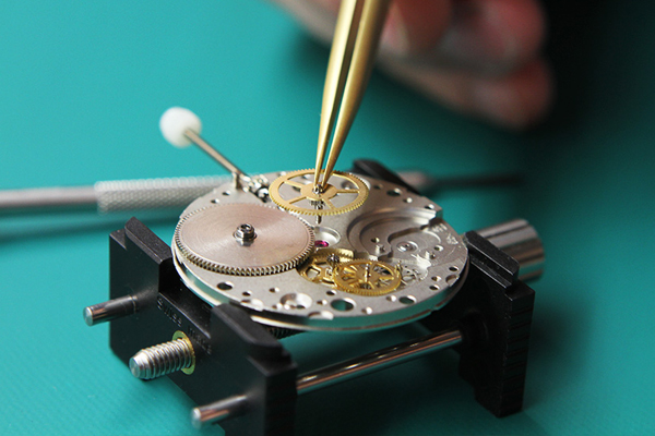 Механизм часов в разобранном виде Часовой механизм в разборке