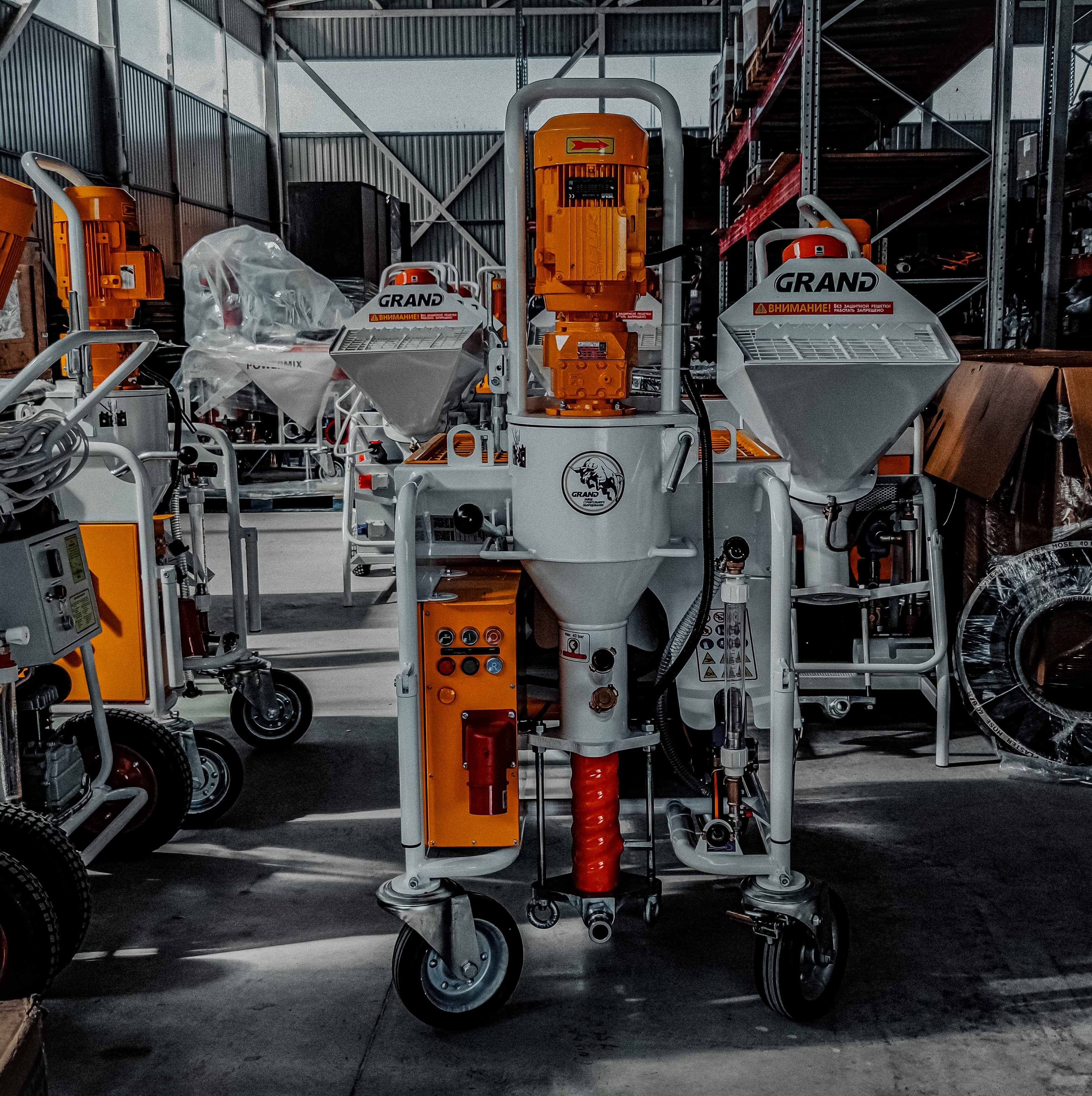 Мультивольтажная штукатурная станция PowerMix в работе