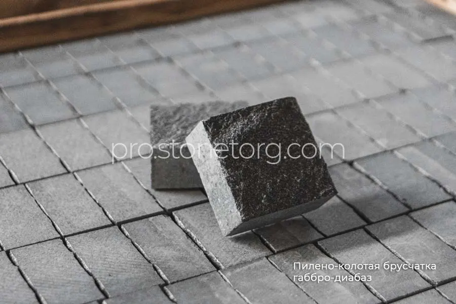 Пилено-колотая брусчатка из габбро-диабаза