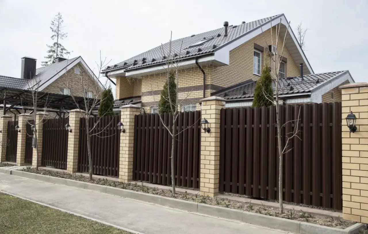 Забор из евроштакетника под ключ Екатеринбург Забор из евроштакетника на ленточном фундаменте Екатеринбург