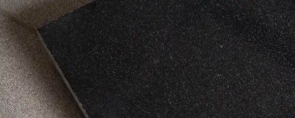 Гранитная плитка лощение Черный гранит карелия габбро блэк хауки фото термообработанная
