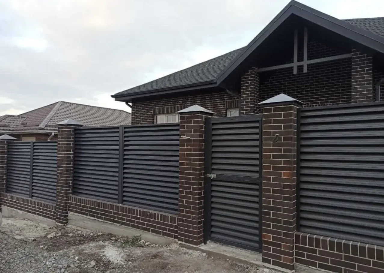 Забор жалюзи с кирпичными столбами Екатеринбург Забор жалюзи из метала с кирпичными столбами для частного дома Екатеринбург