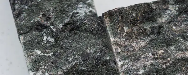 Гранитная плитка скала зеленый пироксенит сопка бунтина фото термообработанная