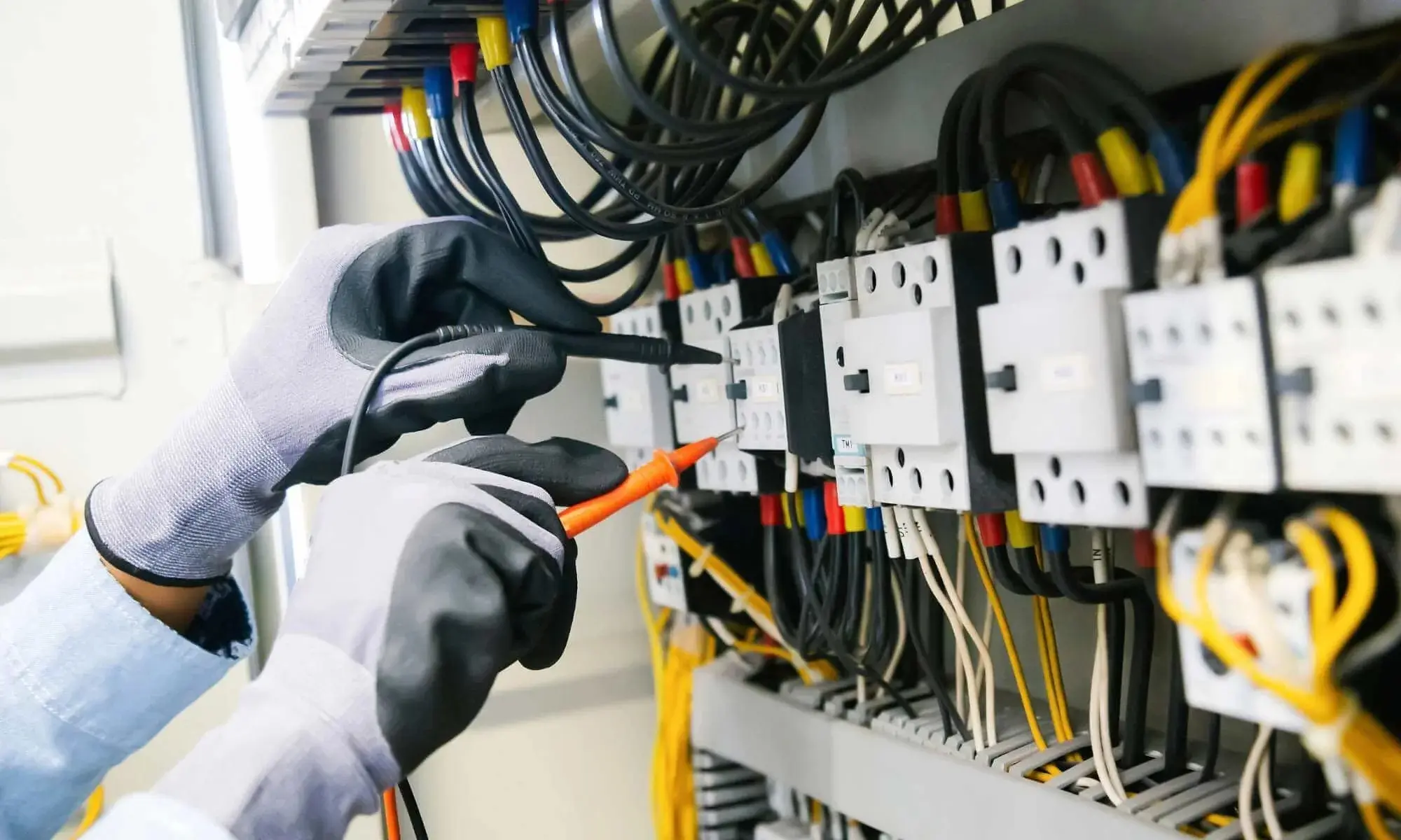 Чёрная поверхность с волнистыми линиями и каплями воды