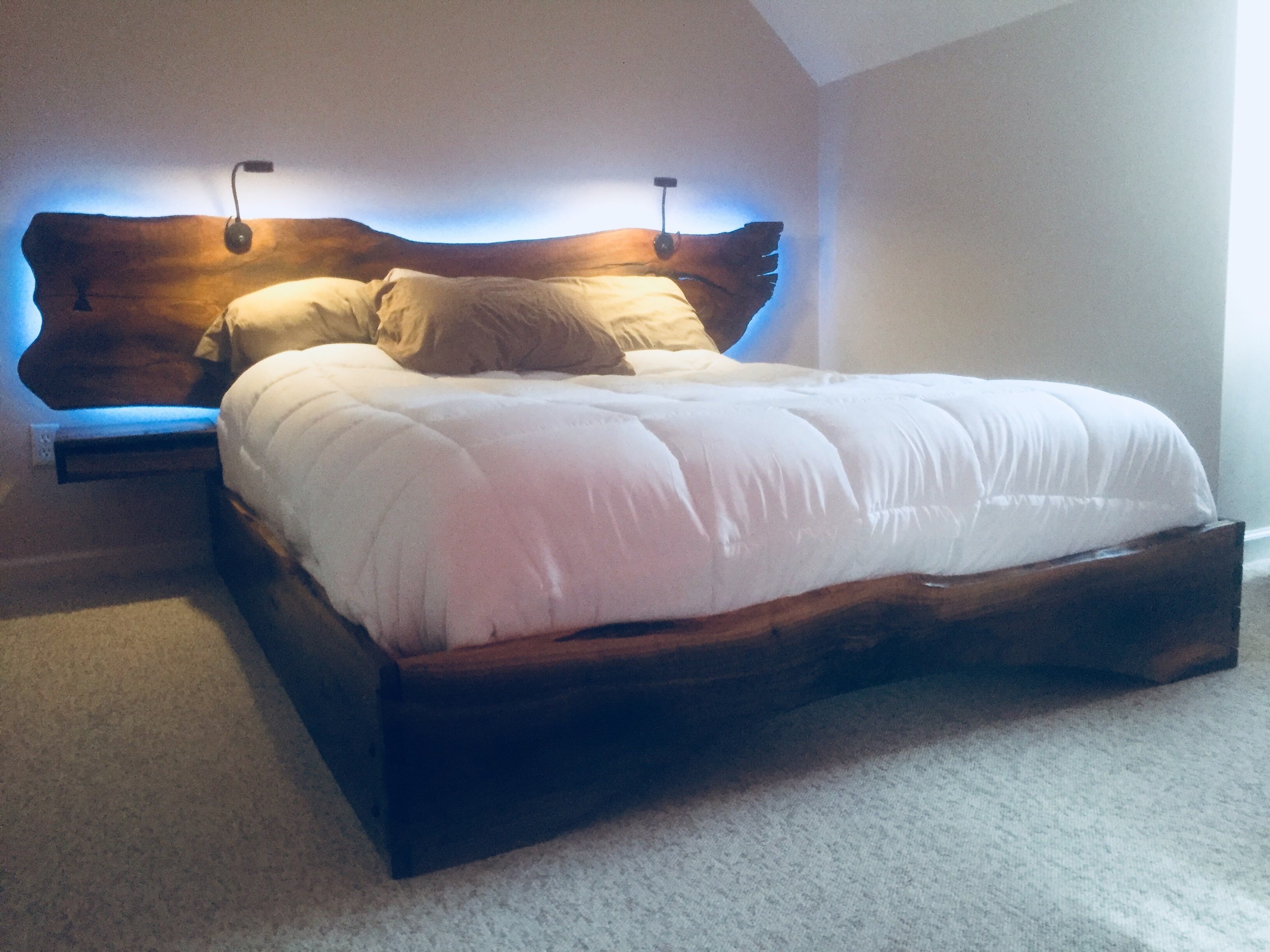 кровать из дерева с подсветкой