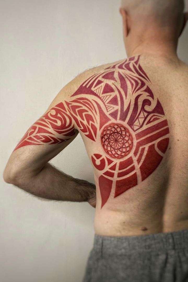 полинезийская тату на плече