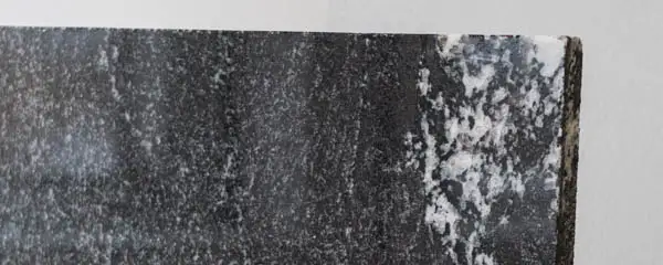 красный гранит Гранатовый Амфиболит Нигрозеро плитка полированная фото купить оптом